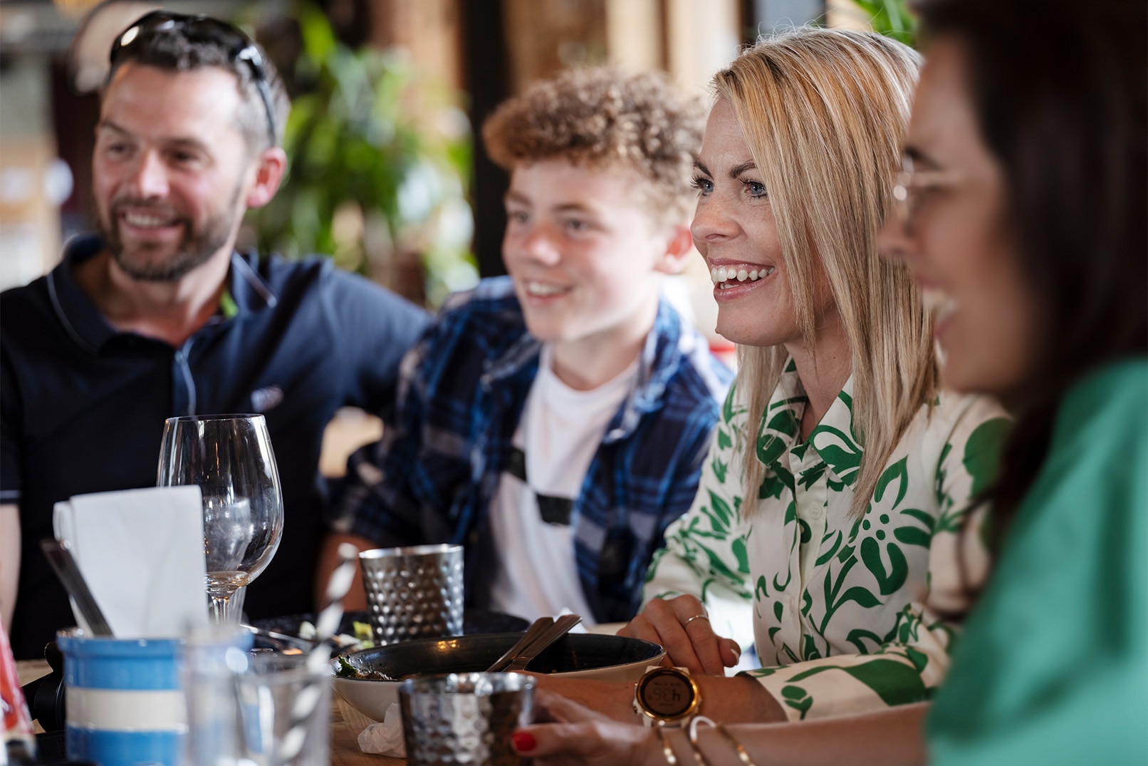 >Laura ute og spiser med familie og venner