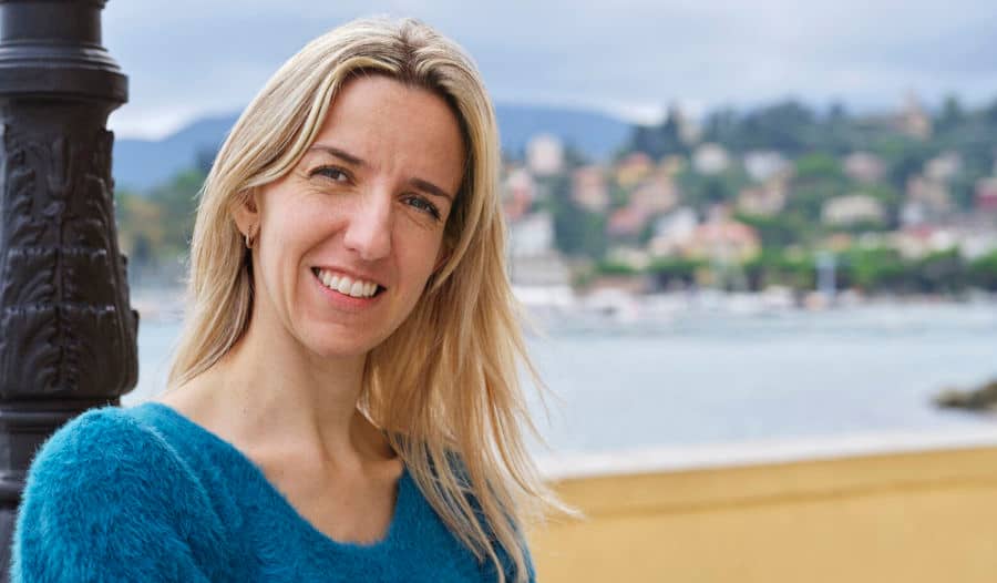 Bilde av Elisa, som lever med multippel sklerose. Elisa bruker intermitterende katetre for å håndtere symptomene sine 
