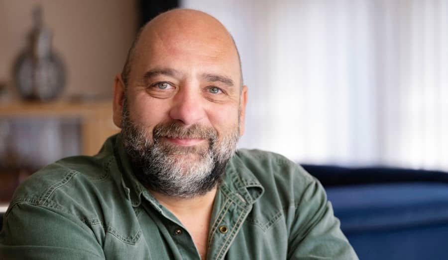 Bilde av Michael, som lever med multippel sklerose. Michael bruker intermitterende katetre for å håndtere symptomene sine. 