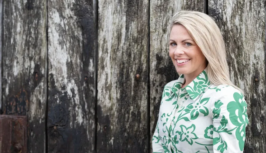 Portrettbilde av Laura. Laura bruker Peristeen Plus og SpeediCath-katetre for å håndtere MS-symptomene sine. 