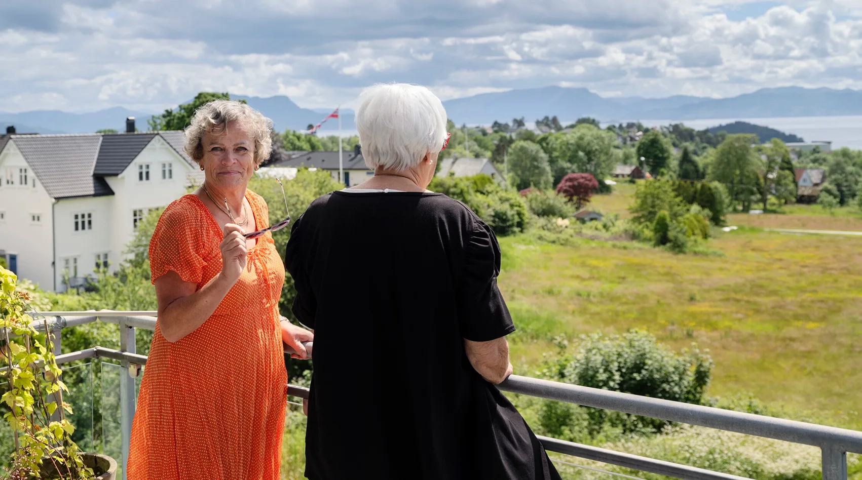 Foto av Gullborg som står ved et utsiktspunkt sammen med en venn. Denne siden gir en oversikt over de ulike blære- og tarmproduktene Coloplast tilbyr. 