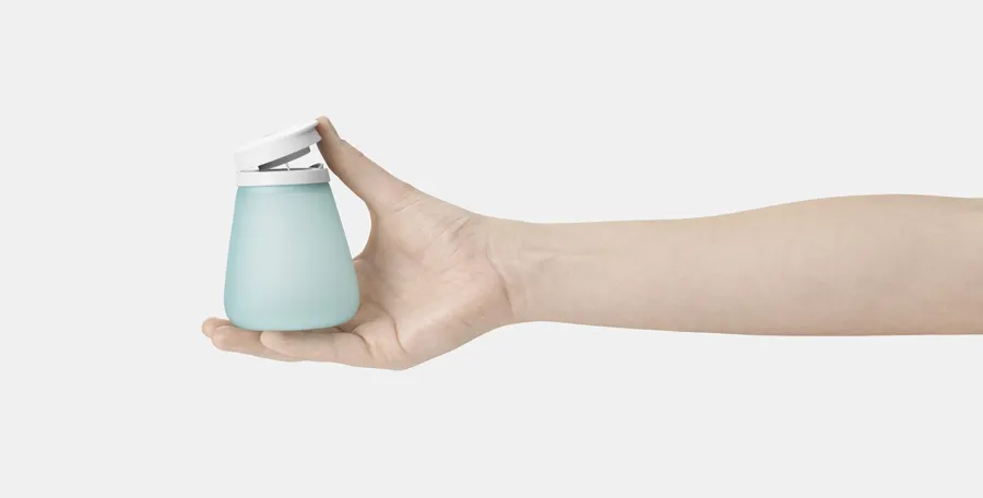 Bilde av Peristeen Light 250 ml. En hånd åpner lokket på Peristeen Light. 