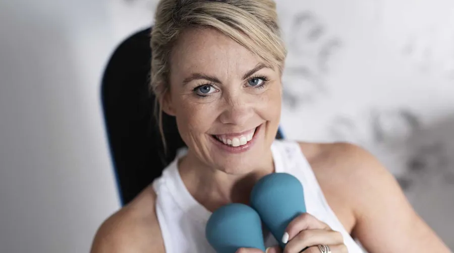Bilde av Laura med håndvekter. Laura bruker Peristeen Plus.   