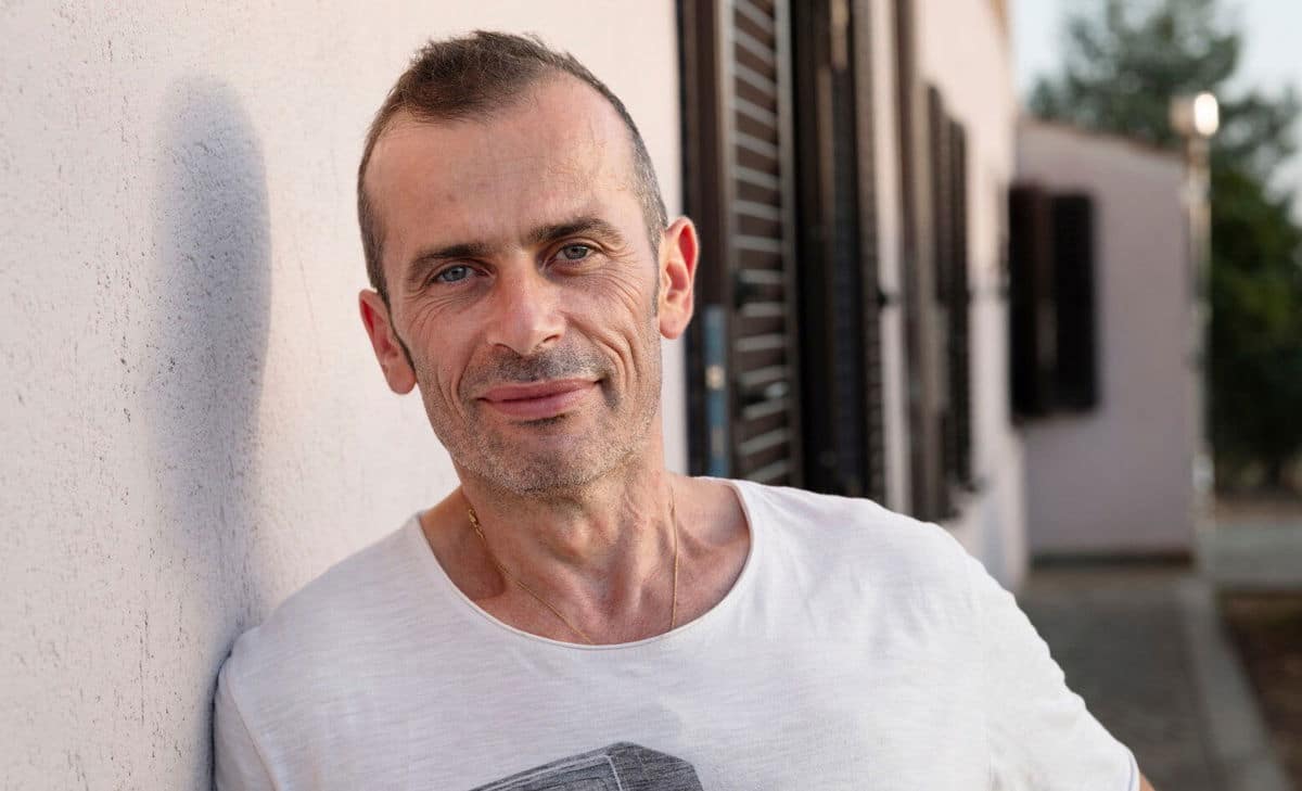Portrettfoto av Andrea utenfor huset sitt. Andrea lever med MS og skulle ønske han hadde visst litt mer om hva han kunne forvente seg av de tilhørende blære- og tarmproblemene.  