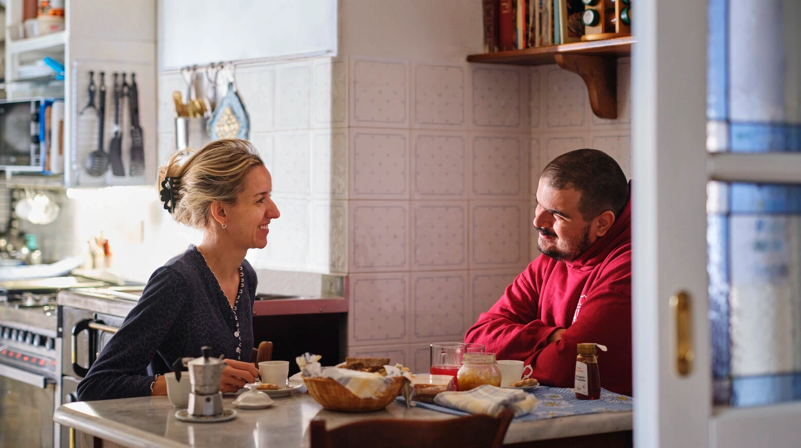 Foto av Elisa sittende sammen med partneren sin i et kjøkken. Denne siden er utformet for å gi en oversikt over de forskjellige typene katetre Coloplast tilbyr, og noen av funksjonene de har. 