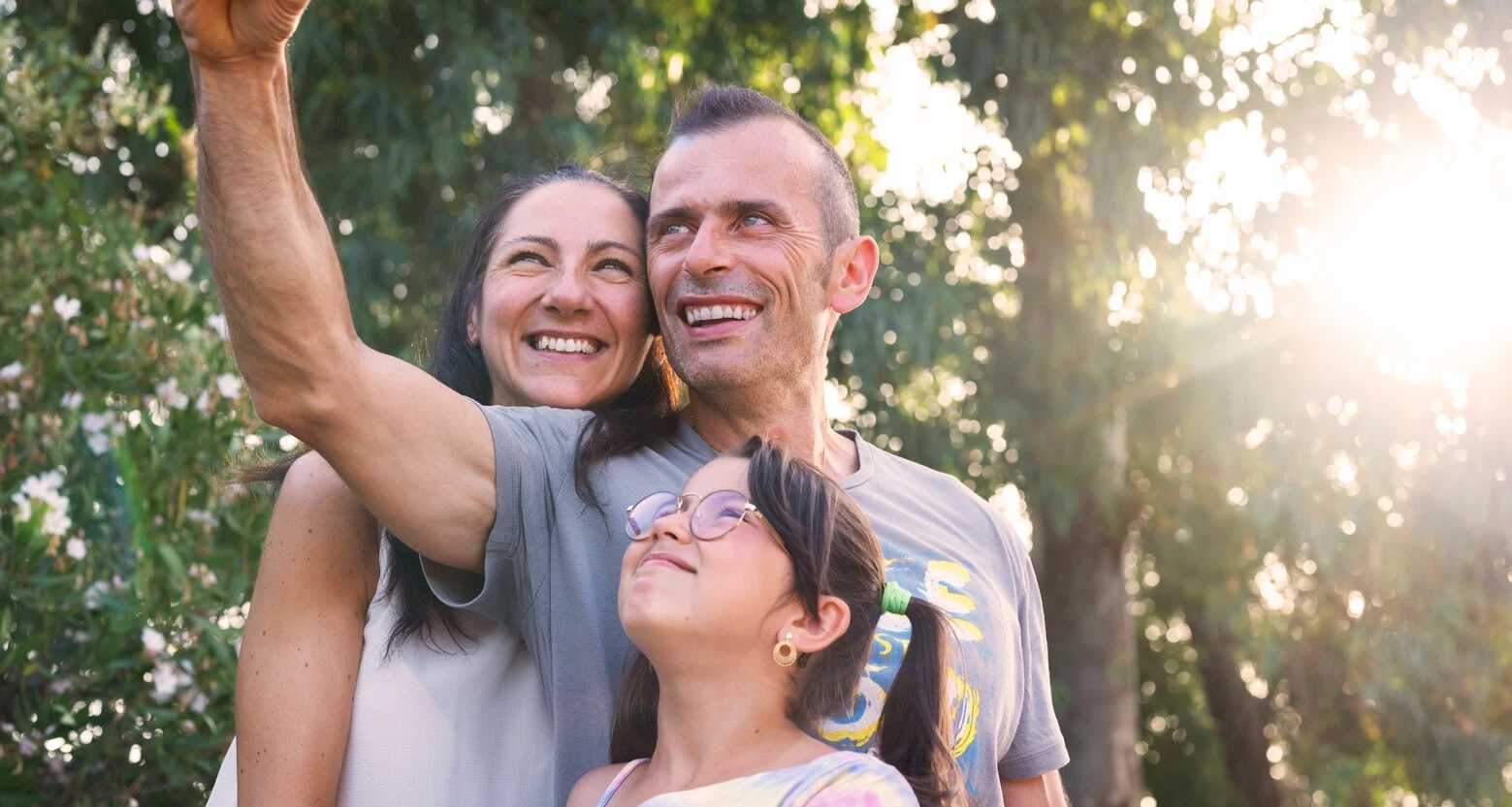 Andrea tar en selfie med familien sin. Andrea er 45 år gammel og lever med blære- og tarmproblemer som følge av MS.  