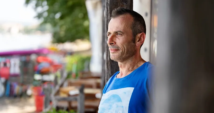 Portrettfoto av Andrea ute. Intermitterende kateterisering innebærer en læringsprosess, og over tid lærte Andrea å kateterisere mens han var ute og utviklet sin egen personlige rutine som passet hans behov. 