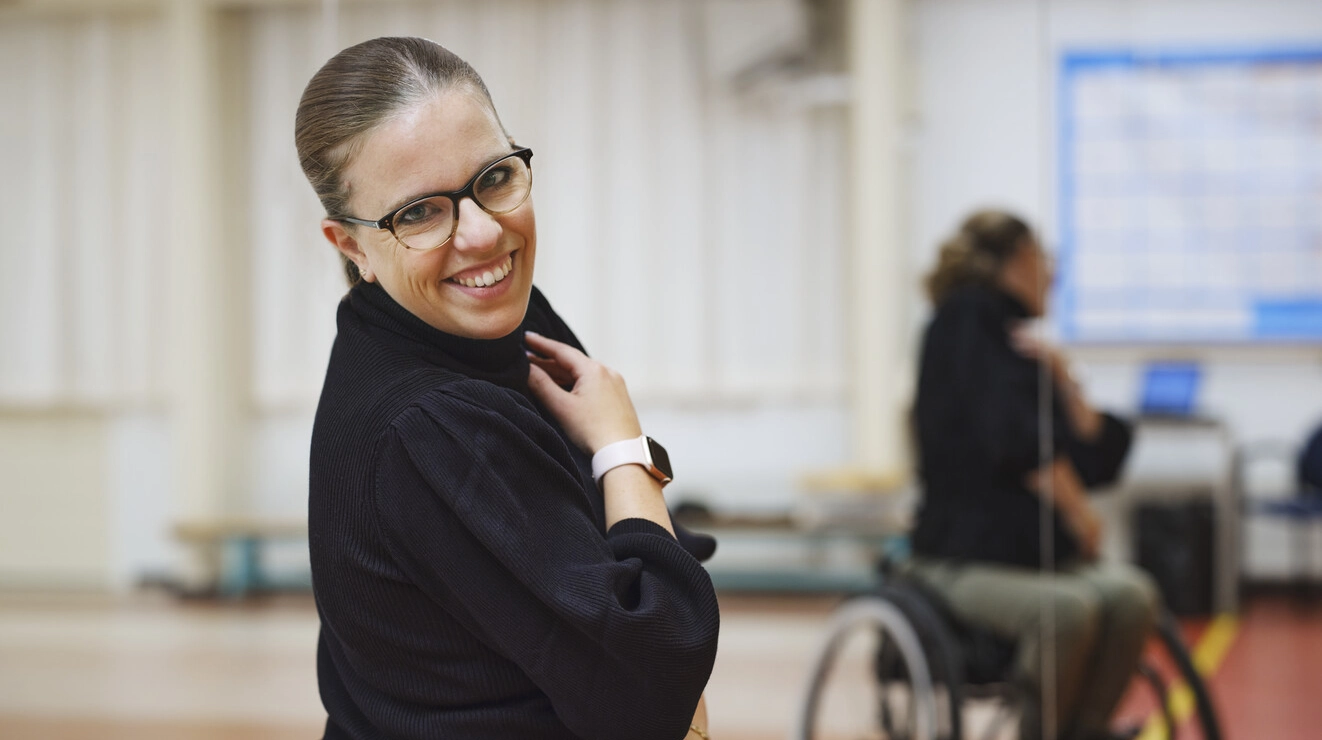 Foto av Marianne i et dansestudio. Marianne er 36 år gammel og bor i Nederland sammen med mannen sin og to små barn. 