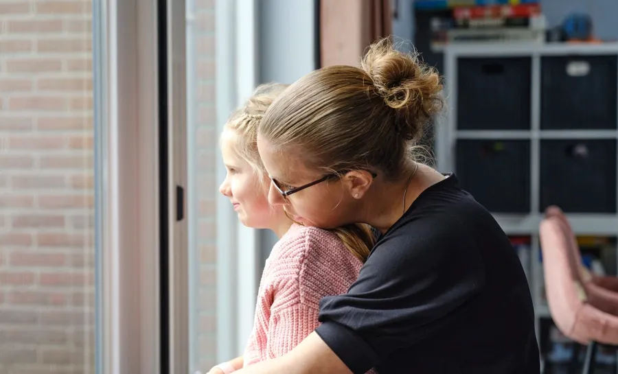Bilde av Marianne og datteren. Da Mariannes tilstand forverret seg, kontaktet hun legen sin. Til slutt fikk hun diagnosen MS. 