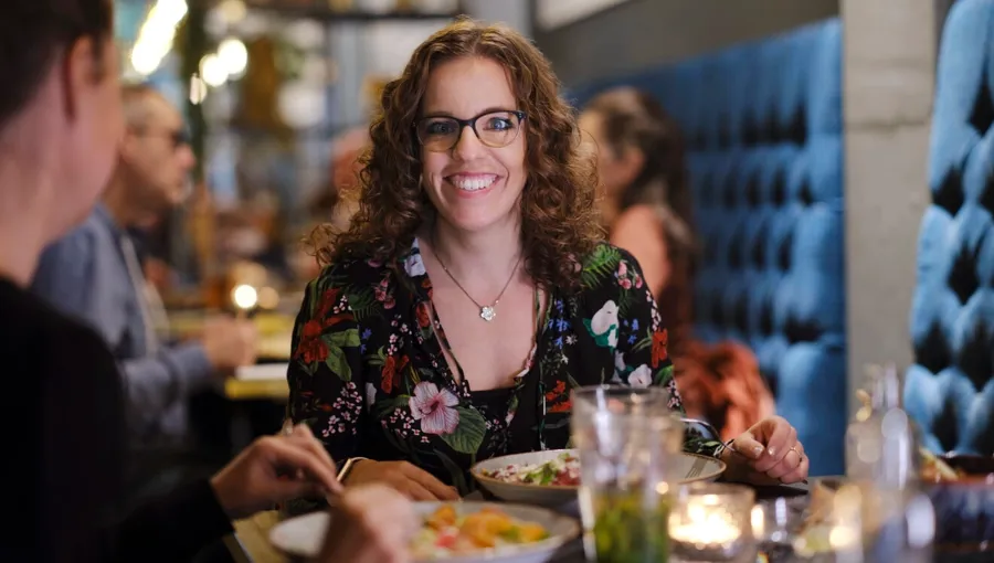 Foto av Marianne på restaurant med venner. Marianne har et godt nettverk av venner som støtter henne. 