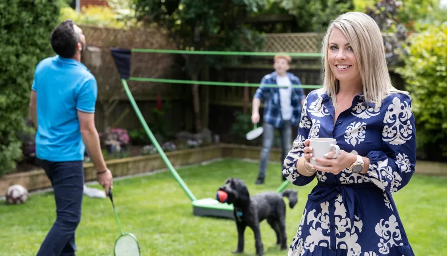 Laura står i hagen sin. Da Laura begynte med kateter, klarte hun raskt å komme inn i en rutine. 