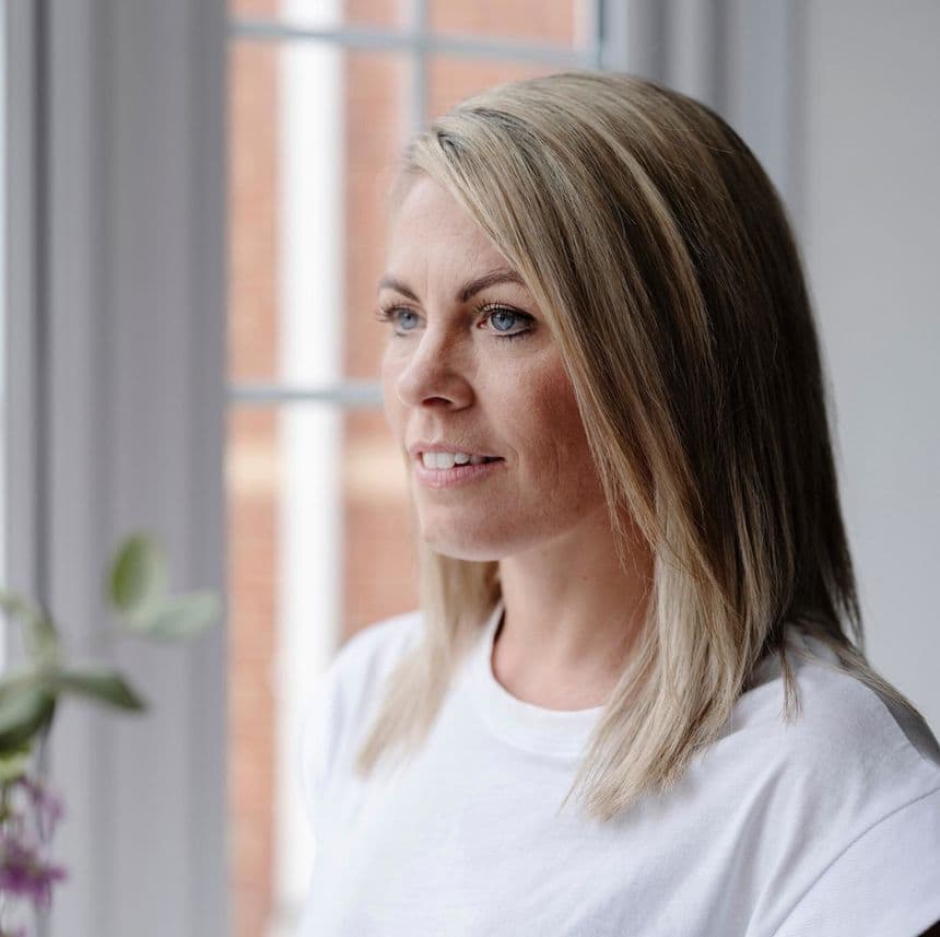 Portrettbilde av Laura. Multippel sklerose kan påvirke både blære- og tarmfunksjonen og føre til problemer med blære og tarm. 