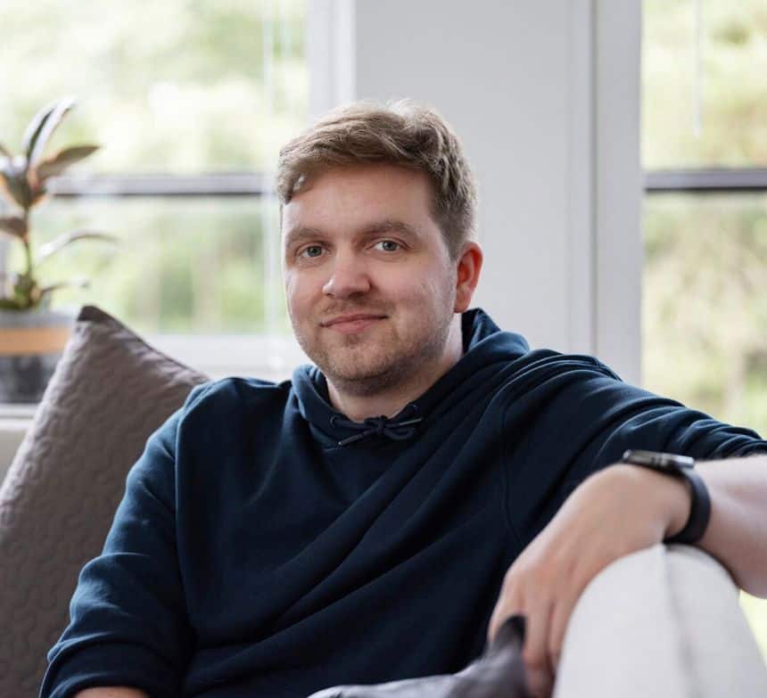 Bilde av Kristoffer som sitter i stuen sin. Multippel sklerose kan påvirke blærefunksjonen og føre til blæreproblemer. 