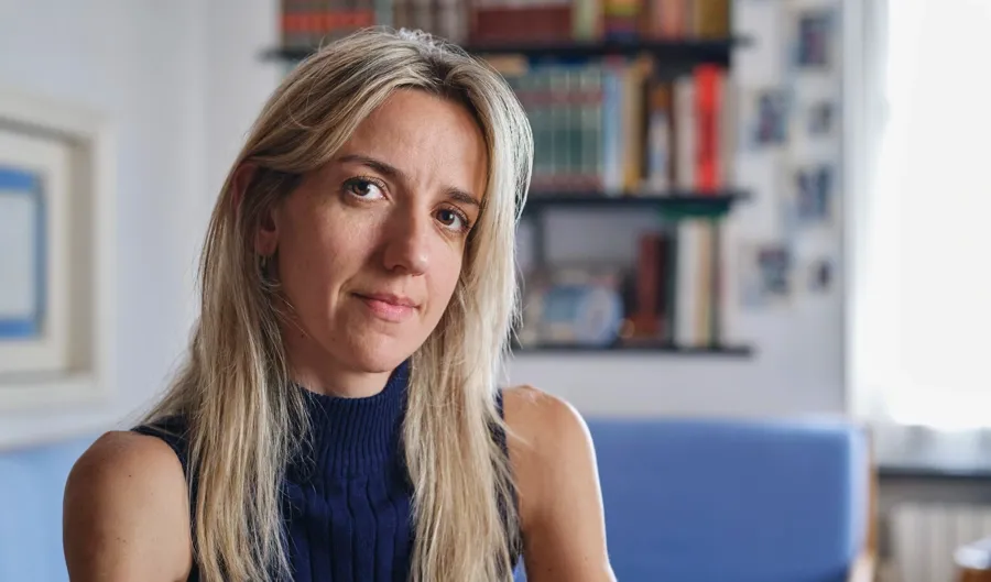 Bilde av Elisa. Elisa lever med MS og har hatt problemer med å tømme blæren. Noen ganger har dette ført til at Elisa har fått urinveisinfeksjoner. 