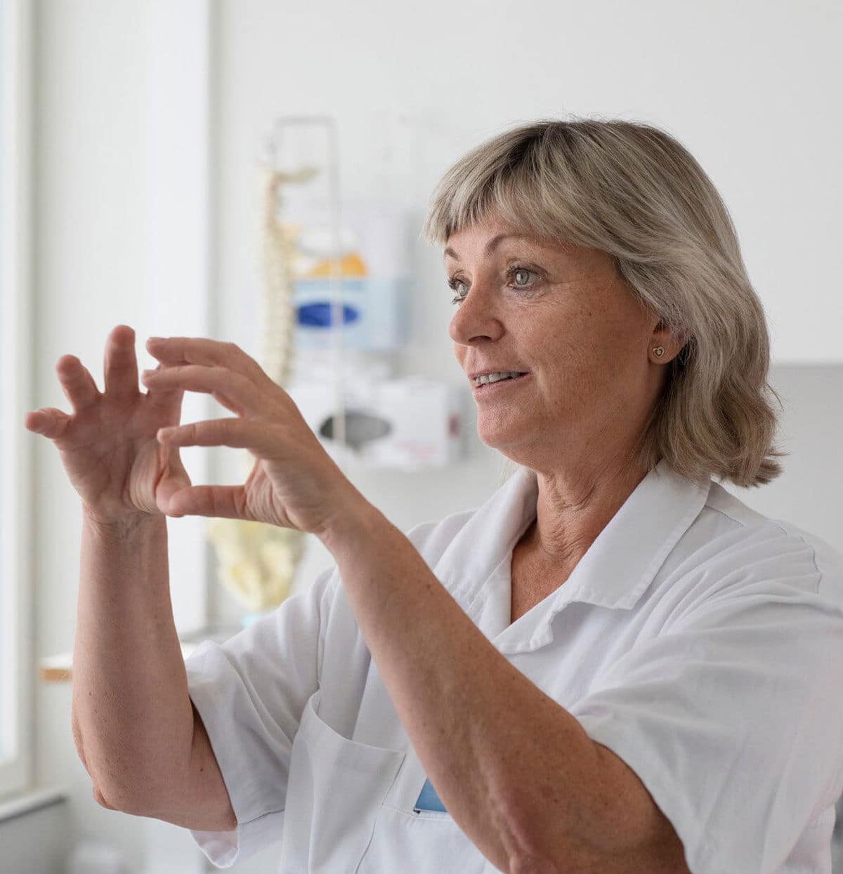 Foto av Anna, en utdannet sykepleier som forklarer tarmfunksjonen. Hvis du opplever forstoppelse, sliter med å kontrollere tarmen eller ofte har flytende eller hard avføring, kan det være MS som påvirker tarmen din. 