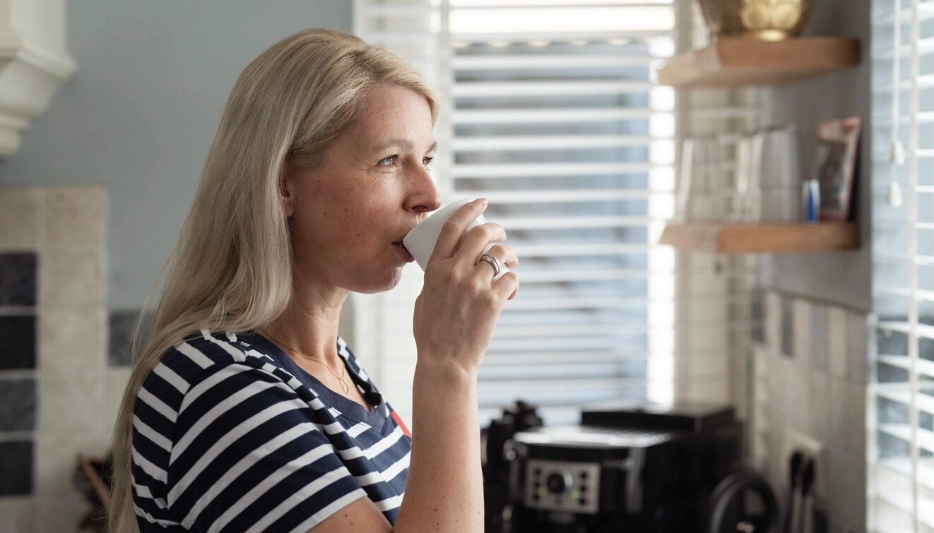 Bilde av Ilse, som lever med MS. Ilse bruker intermitterende kateter for å håndtere blæreproblemer.