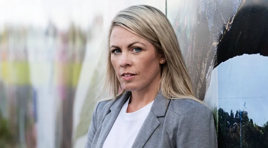 Bilde av Laura, som lever med MS. Laura bruker kateter for å håndtere blæresymptomene sine.